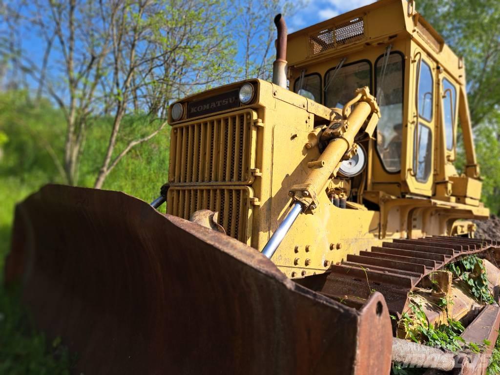 Komatsu D85A Гусеничные бульдозеры