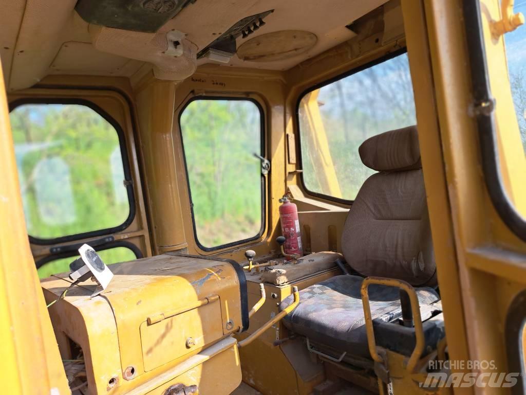 Komatsu D85A Гусеничные бульдозеры