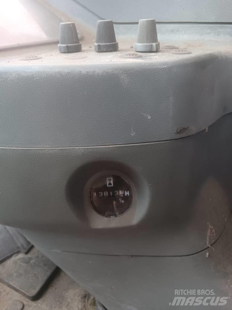 Hitachi EX135W Колёсные экскаваторы