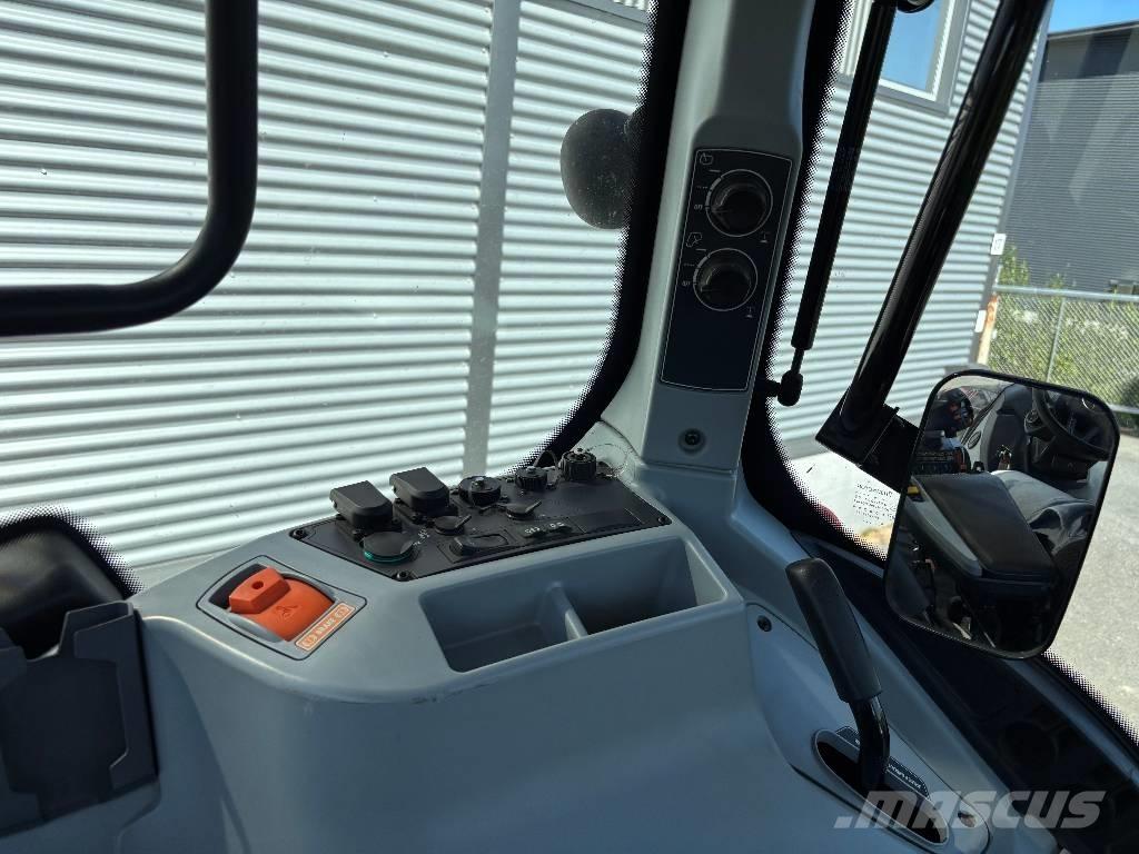 Valtra T 215 Versu Трактора