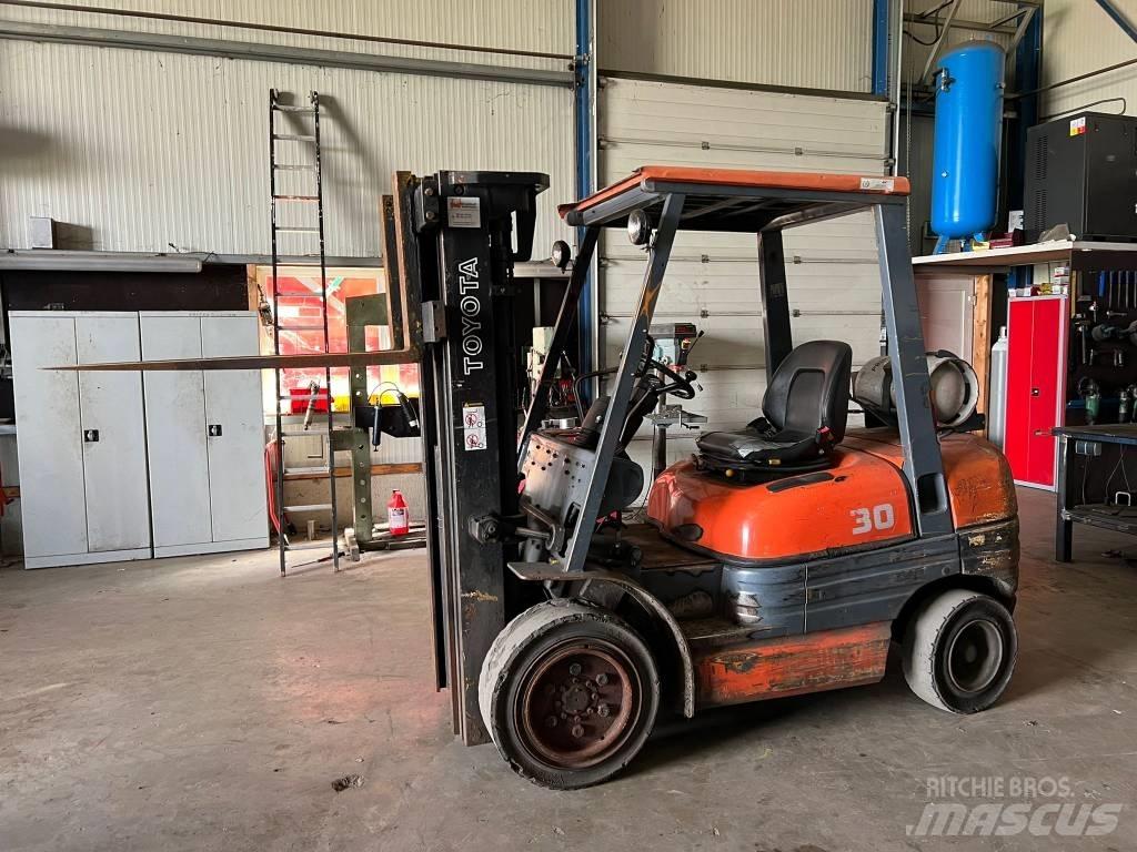 Toyota 02-6 FG F 30 Газовые погрузчики