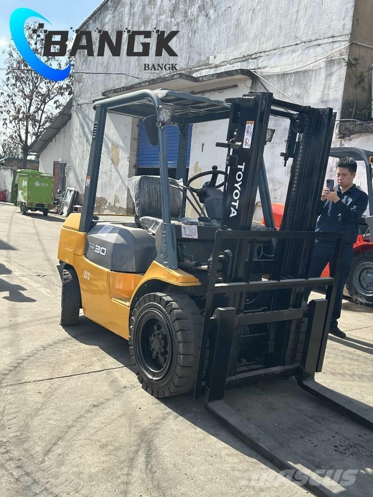 Toyota 7 FDN 30 Diesel trucks