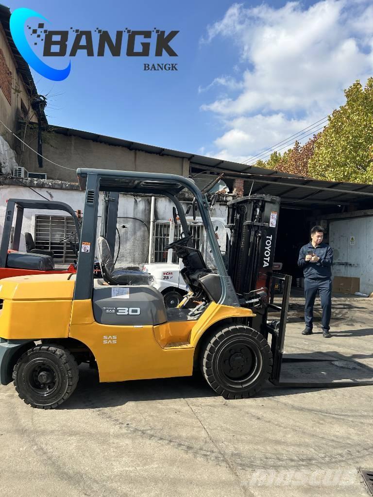 Toyota 7 FDN 30 Diesel trucks