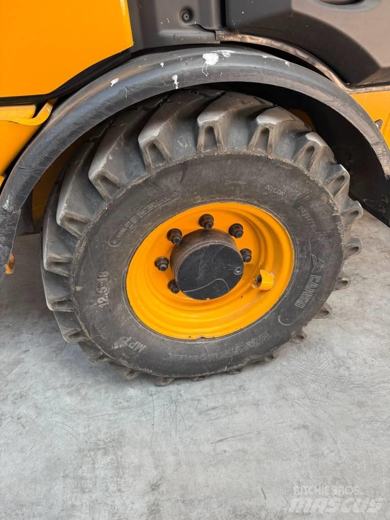 JCB 406 Фронтальные погрузчики