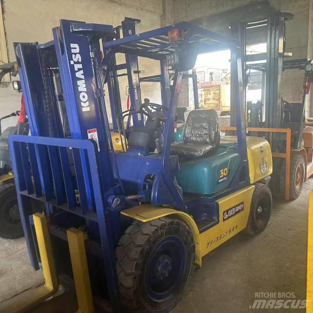 Komatsu F30T Дизельные погрузчики