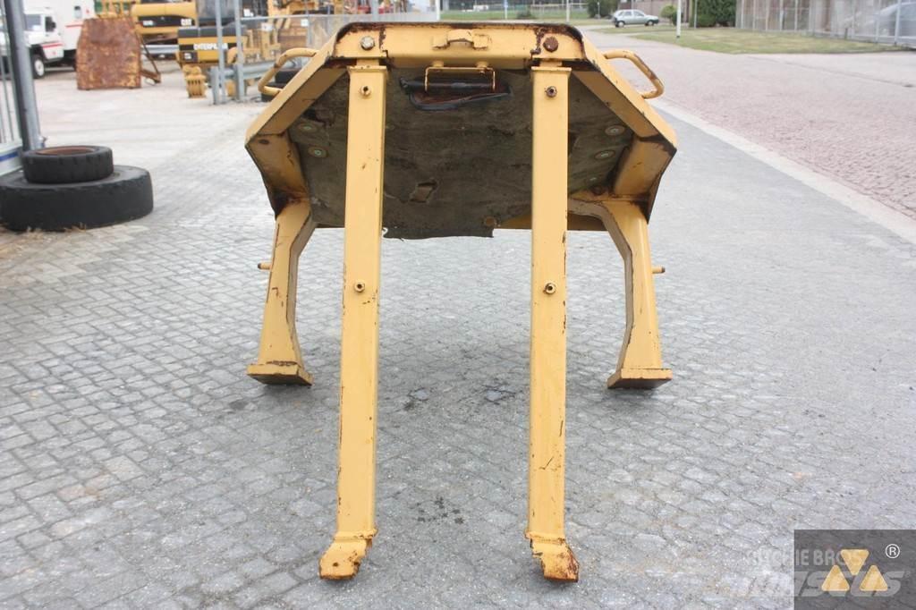 CAT D8N O-rops cab Кабины