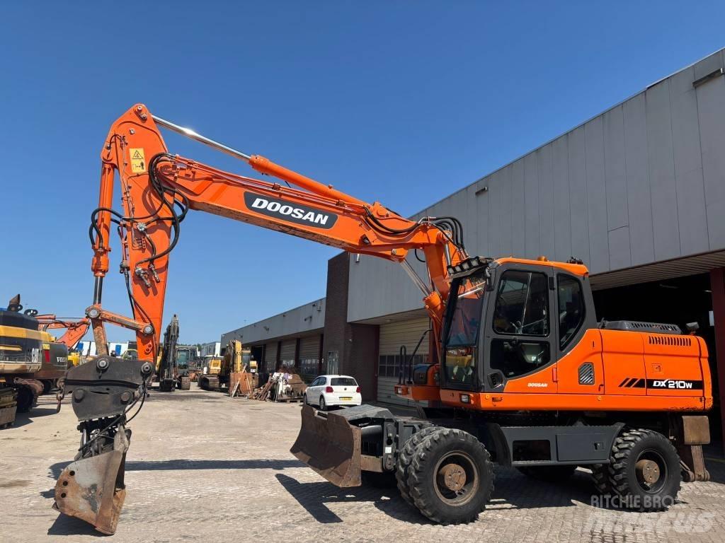 Doosan DX 210 W Колёсные экскаваторы