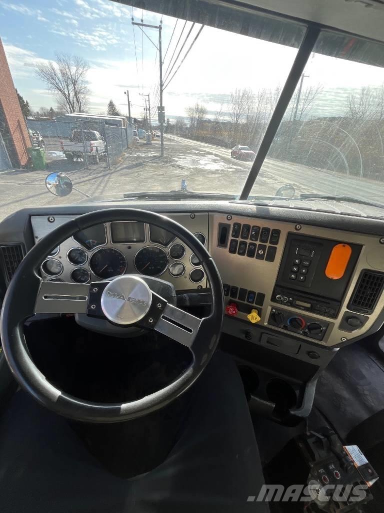 Mack GU813 Грузовики-Самосвалы