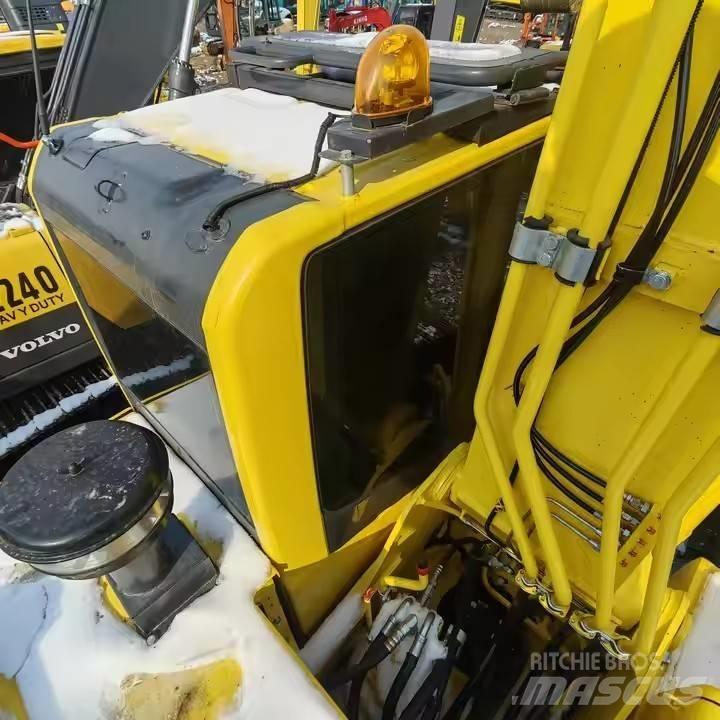 Komatsu PC 210 Гусеничные экскаваторы