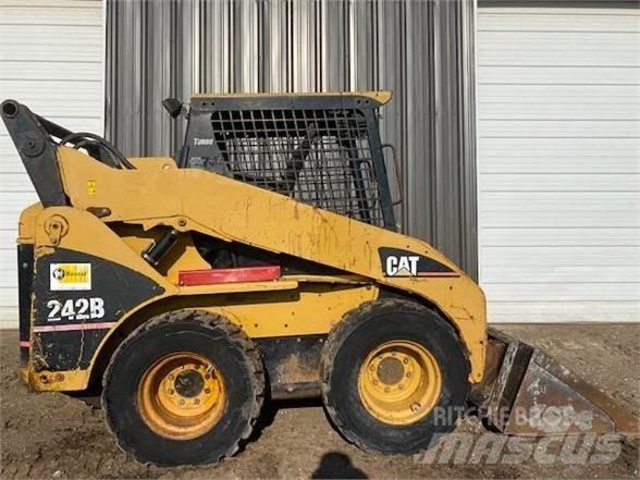 CAT 242B Мини-погрузчики