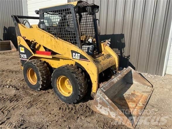 CAT 242B Мини-погрузчики
