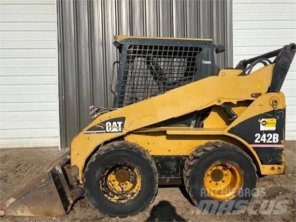 CAT 242B Мини-погрузчики