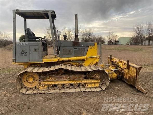 Komatsu D32P-1 Гусеничные бульдозеры