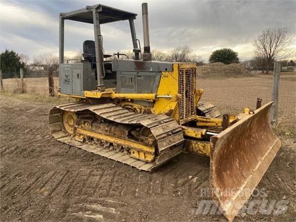 Komatsu D32P-1 Гусеничные бульдозеры