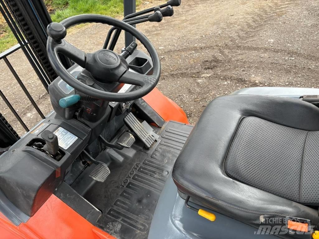 Toyota 7FGJ35 Газовые погрузчики