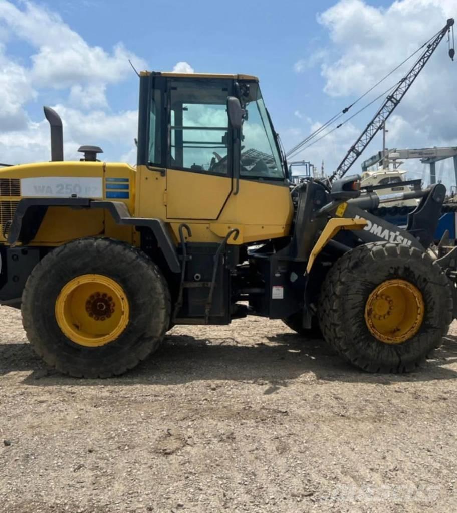 Komatsu WA 250 PZ-6 Фронтальные погрузчики
