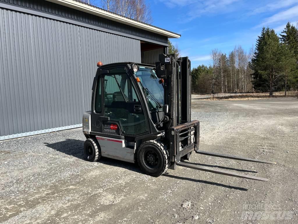 Nissan UD02A25P0 Газовые погрузчики
