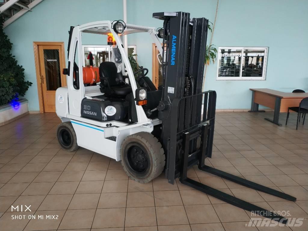 Nissan UGD-30 Газовые погрузчики