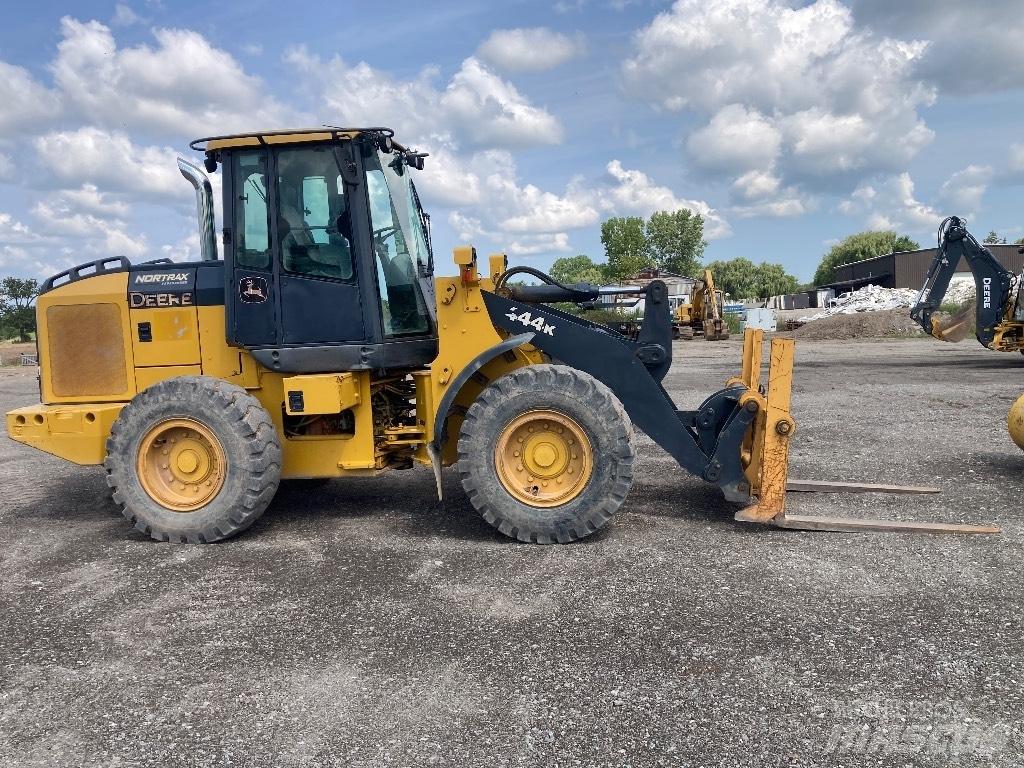 DEERE 444K Фронтальные погрузчики