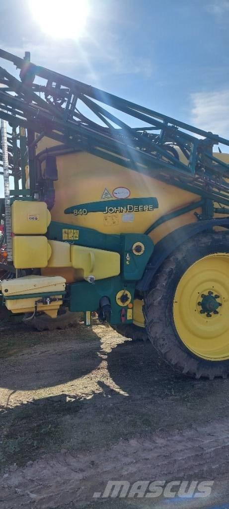 John Deere 840 Прицепные опрыскиватели