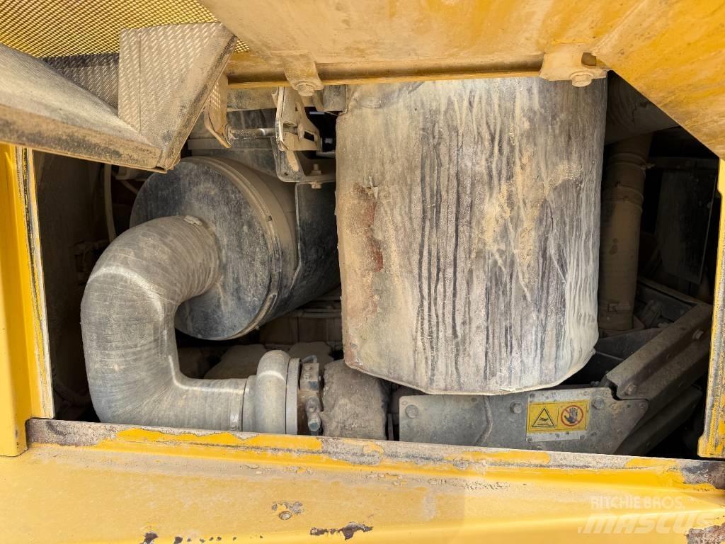 Komatsu D 155 AX-6 Гусеничные бульдозеры