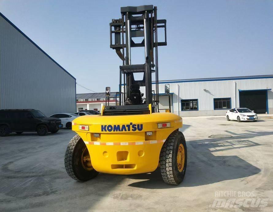 Komatsu FD200 Телескопические погрузчики