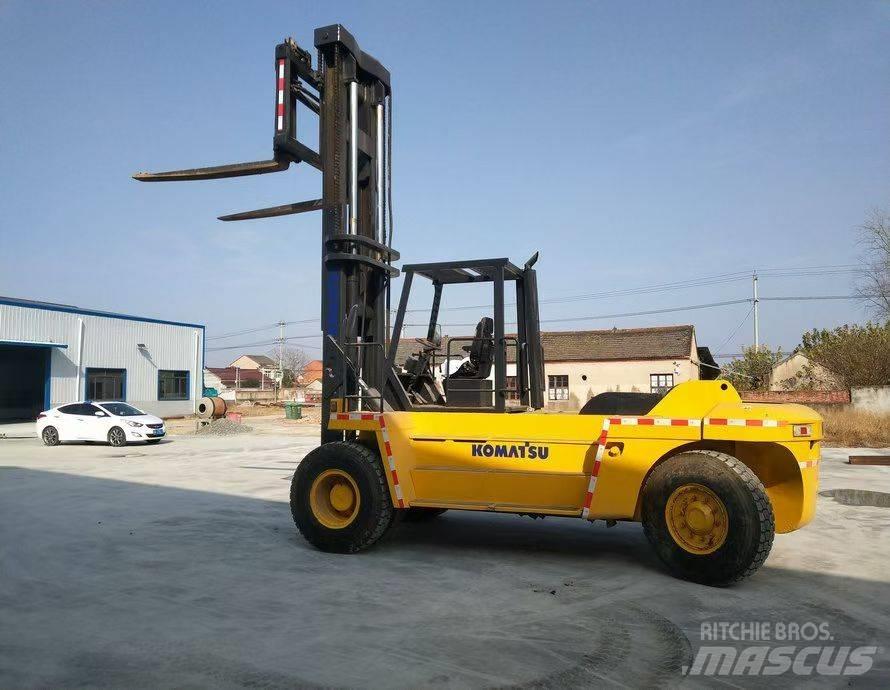 Komatsu FD200 Телескопические погрузчики