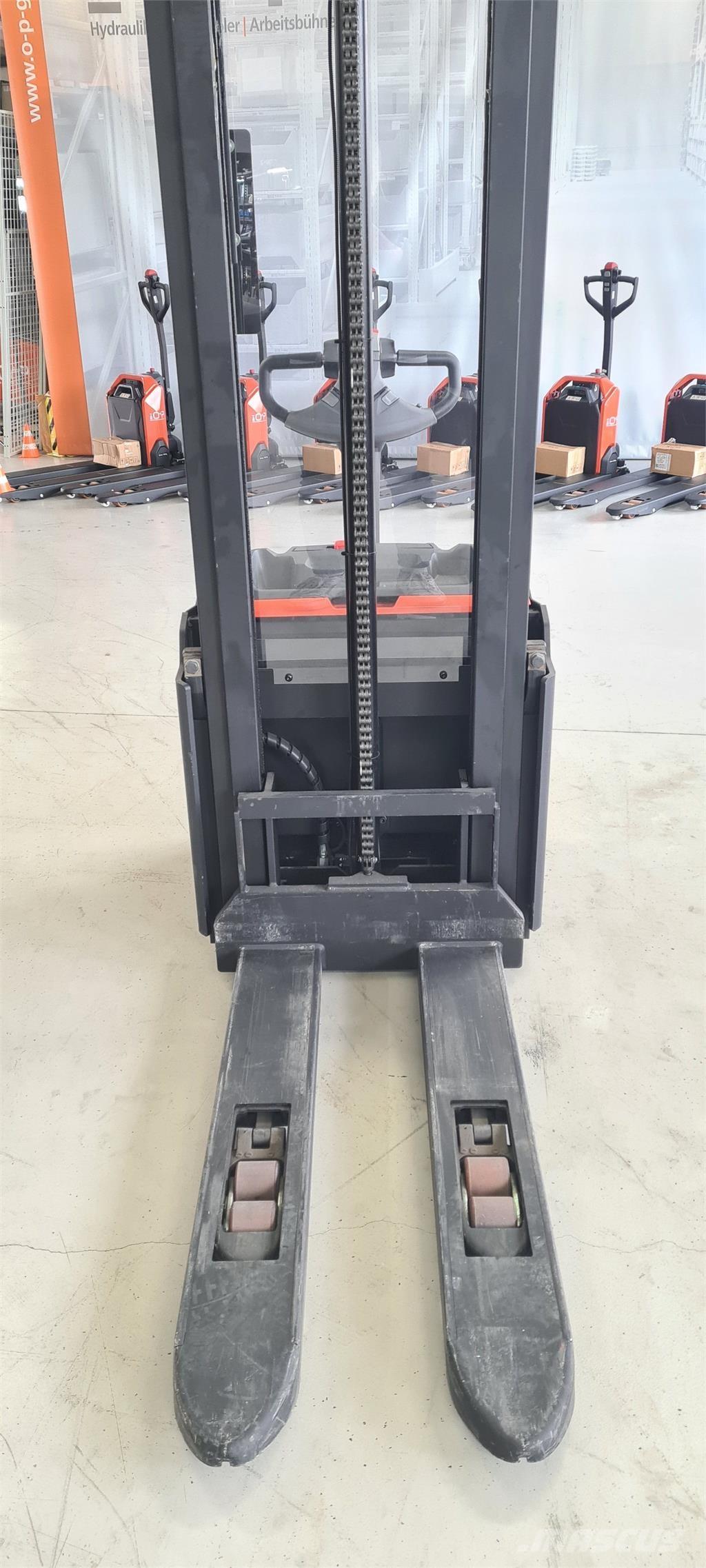 Toyota SWE120L Самоходные электроштабелёры