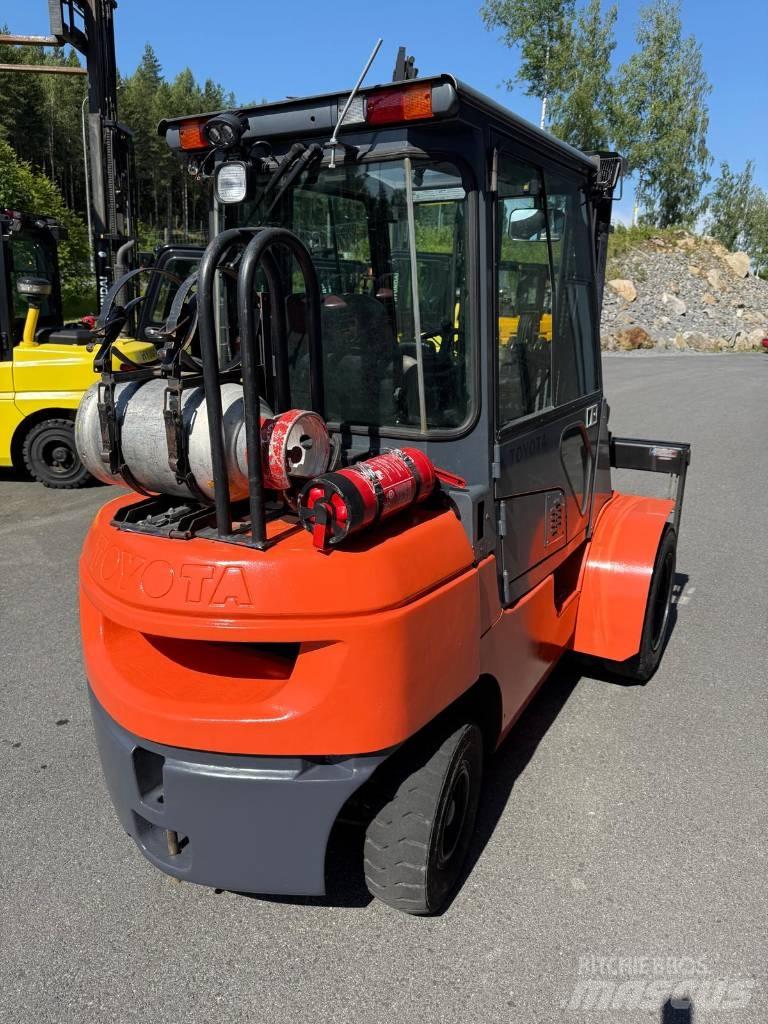 Toyota 02-7 FGF 30 Газовые погрузчики