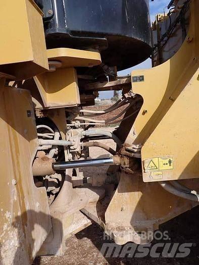 CAT 966M Фронтальные погрузчики