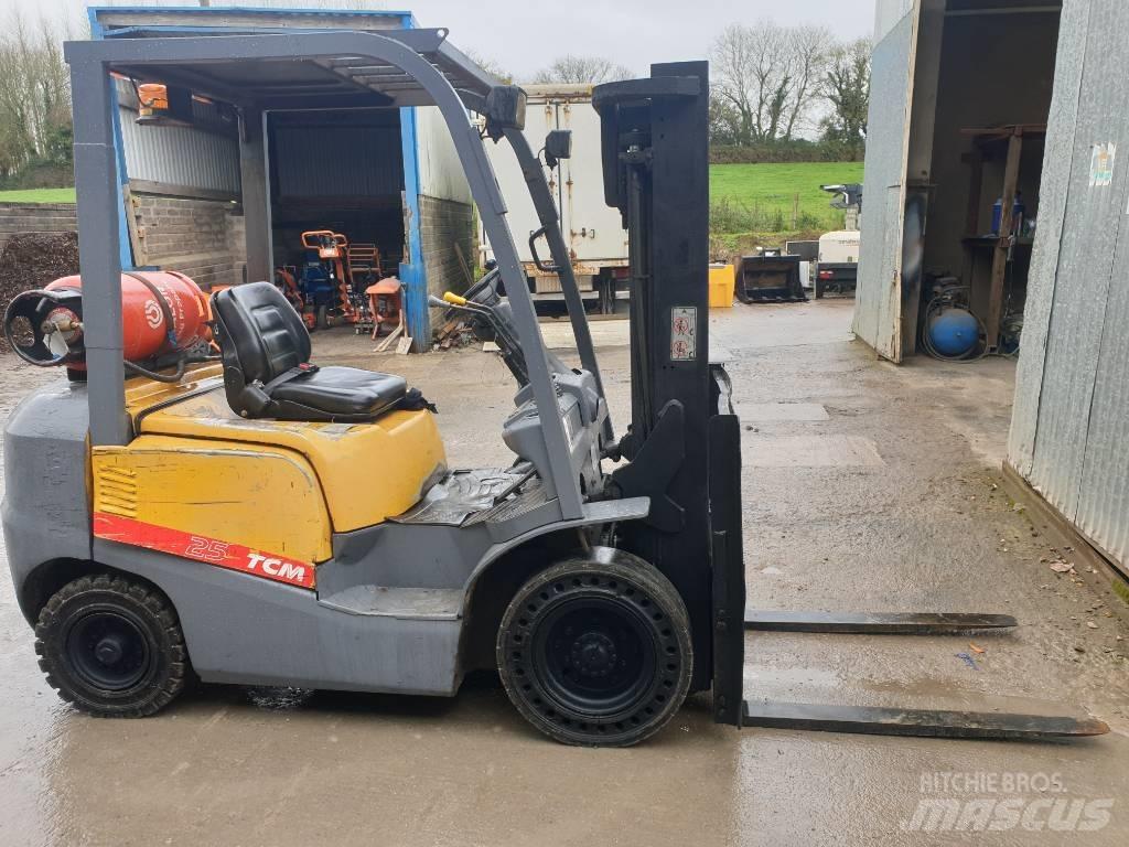 TCM FG25T3 Газовые погрузчики