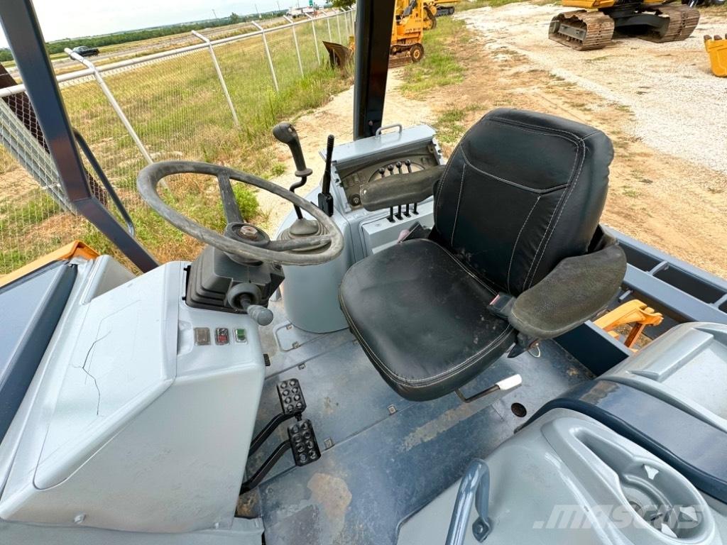 CASE 570 M XT Фронтальные погрузчики