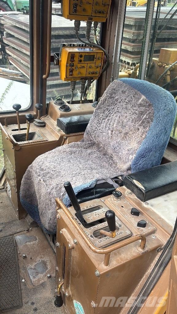 CAT D 4 C Гусеничные бульдозеры