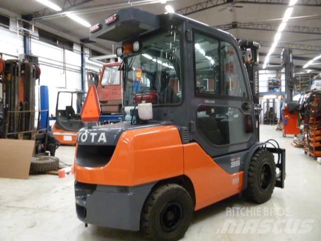 Toyota 52 - 2 - FDJF 35 Дизельные погрузчики