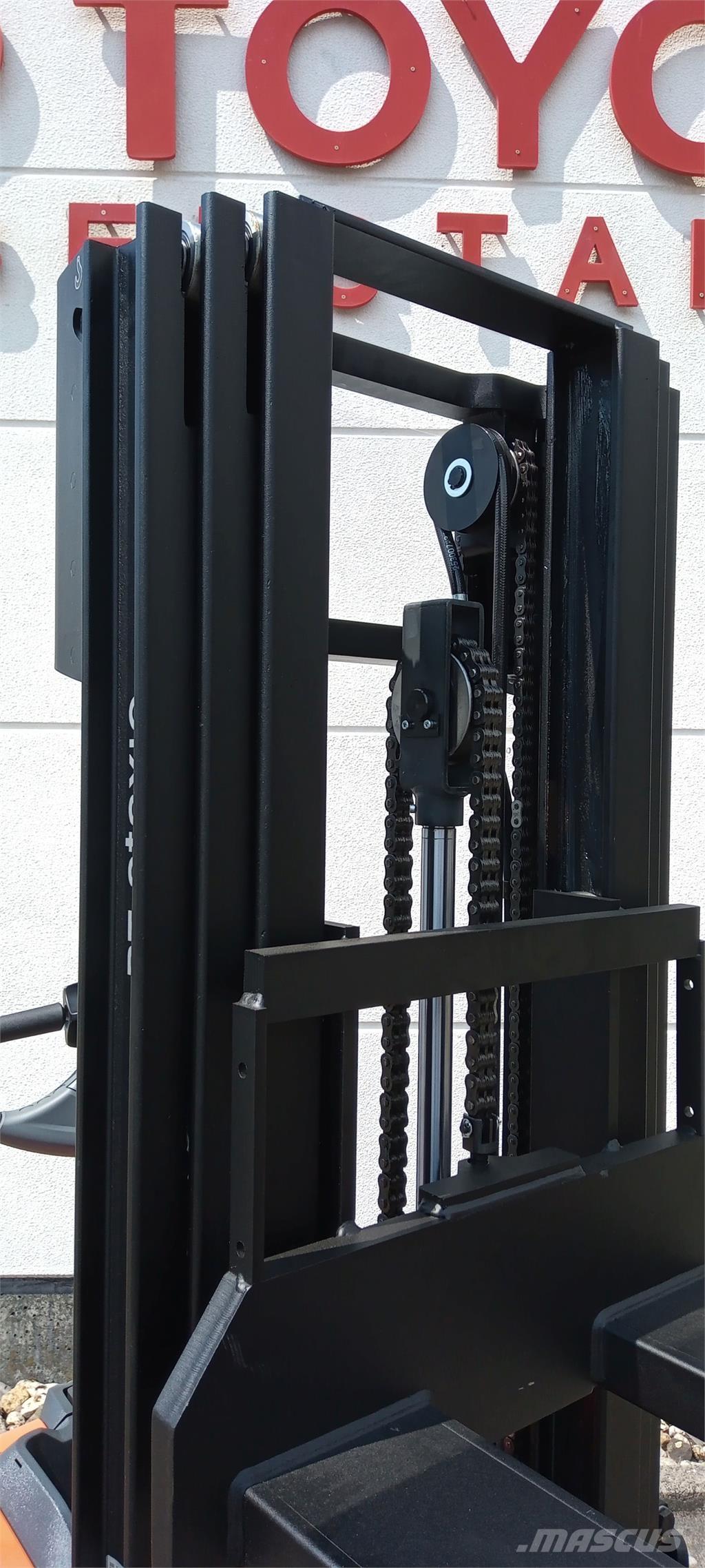 Toyota SWE120L Самоходные электроштабелёры