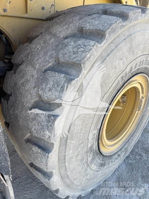 CAT 966M Фронтальные погрузчики