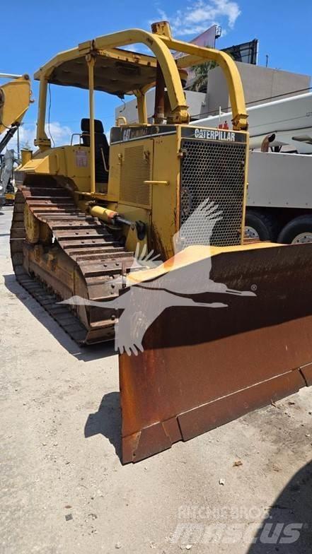 CAT D6M Гусеничные бульдозеры