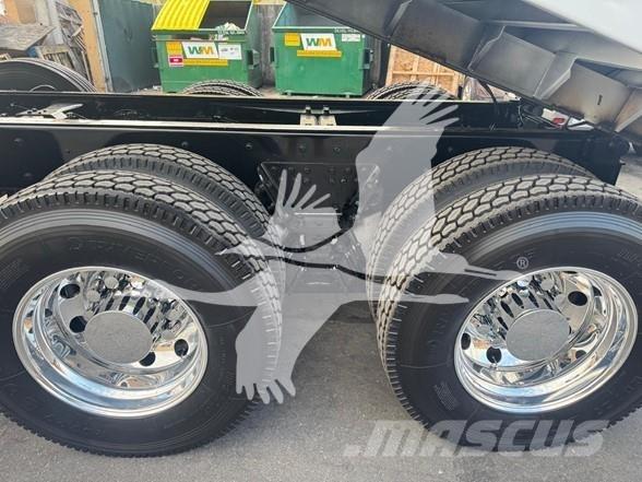 Kenworth T680 Грузовики-Самосвалы