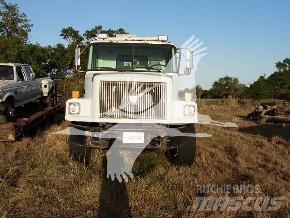 Volvo WG64 Поливочные машины