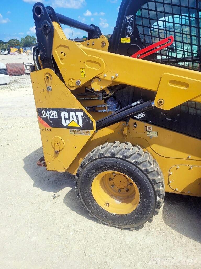 CAT 242 D Мини-погрузчики