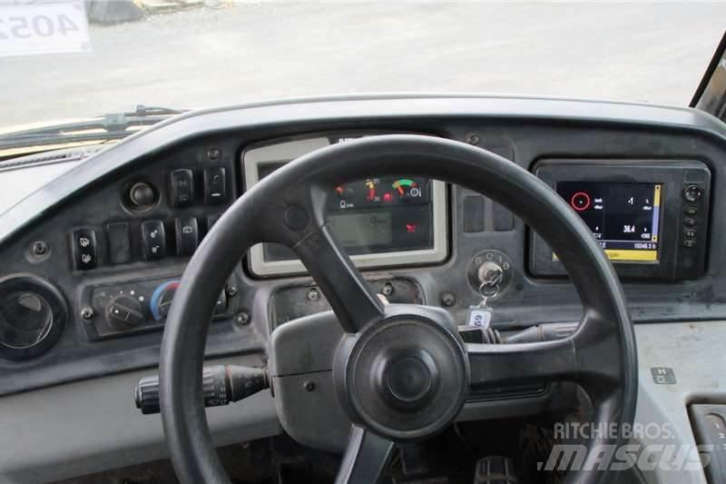 CAT 730C2 Шарнирно-сочленённые самосвалы