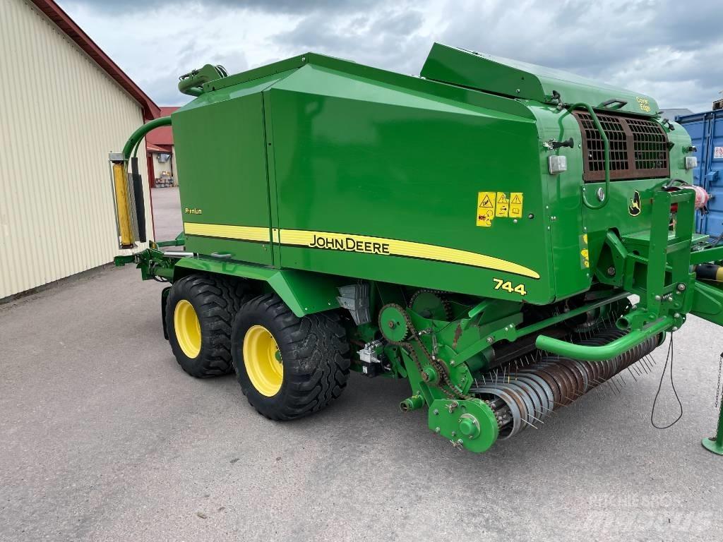 John Deere 744 H Рулонные пресс-подборщики