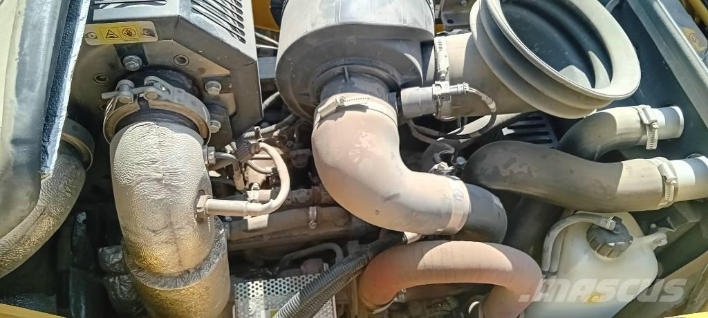 Komatsu WB 93 S-8 Экскаваторы-погрузчики