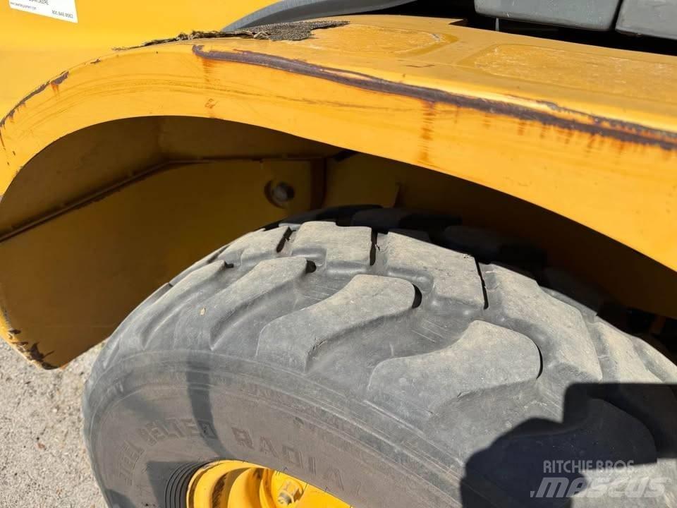 John Deere 244 J Фронтальные погрузчики