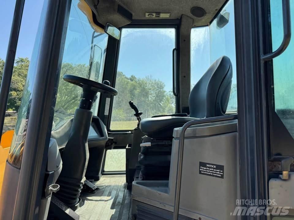 John Deere 244 J Фронтальные погрузчики