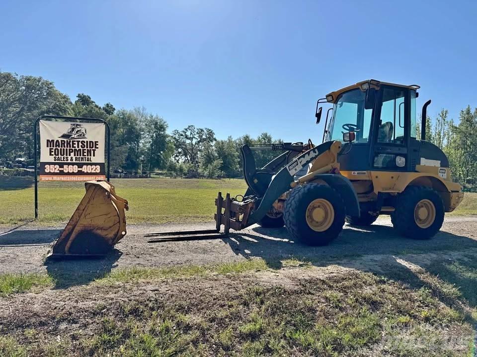 John Deere 244 J Фронтальные погрузчики