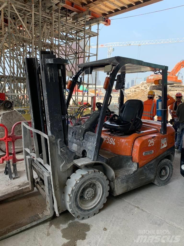 TCM Forklift FD25T4 Дизельные погрузчики