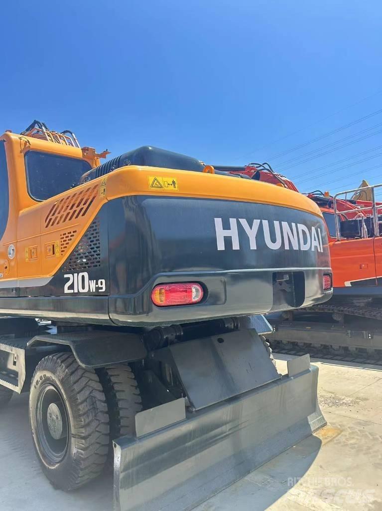 Hyundai R210W-9 Колёсные экскаваторы