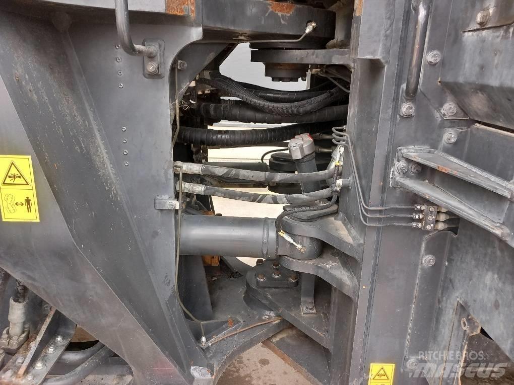 Komatsu WA500-7 Фронтальные погрузчики