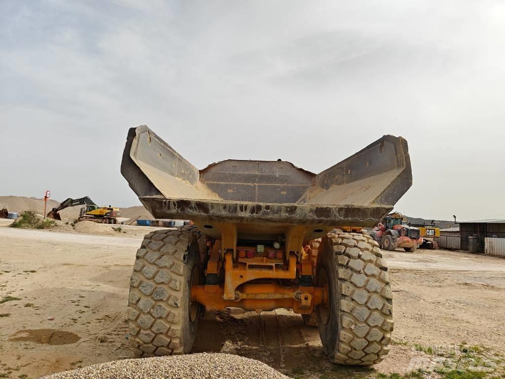 CAT 740B Шарнирно-сочленённые самосвалы